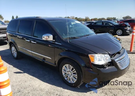 2015 Chrysler Town & Country Limited z USA, uszkodzony, nr VIN 2C4RC1JG8FR698209